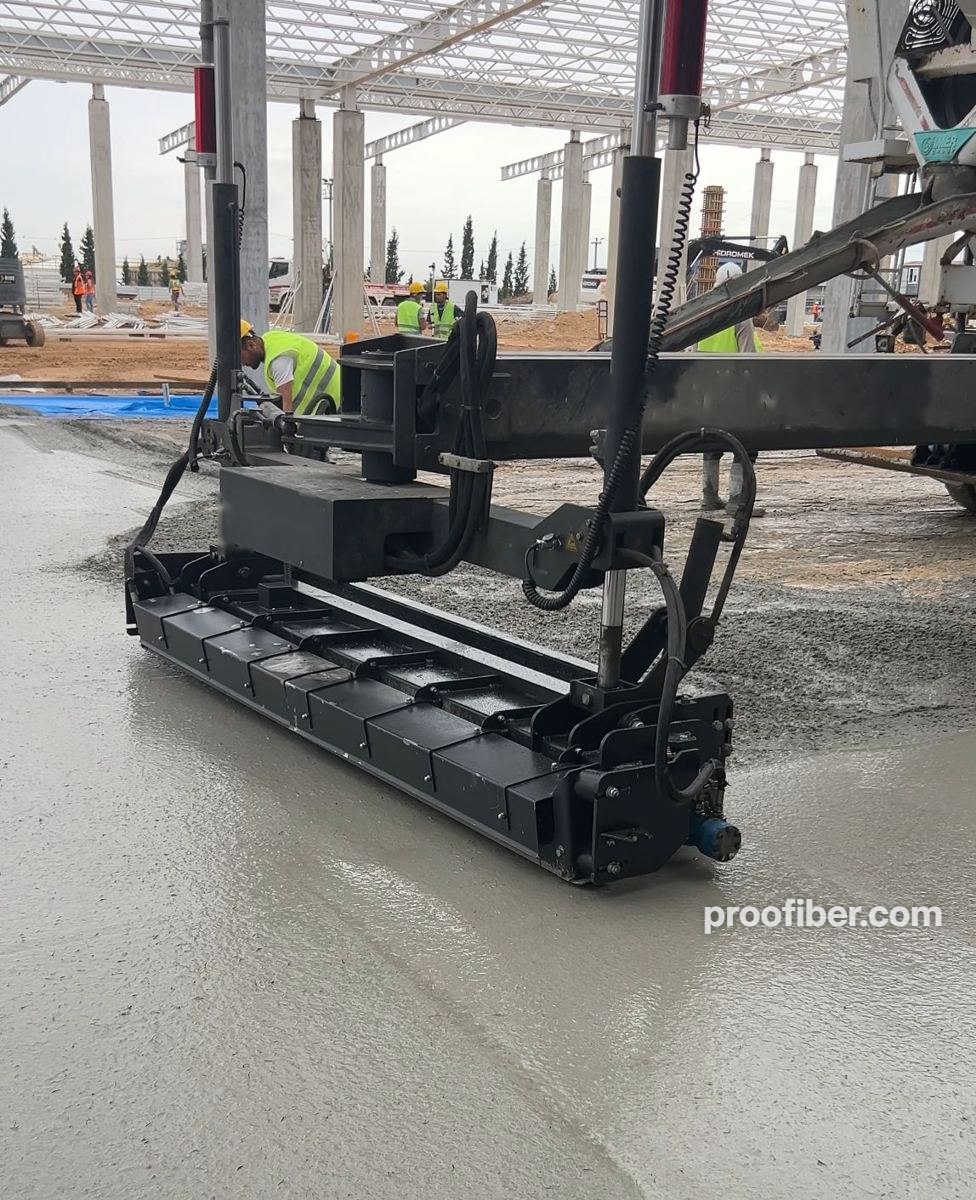 Laser Screed ile fiber donatılı endüstriyel zemin betonu dökümü